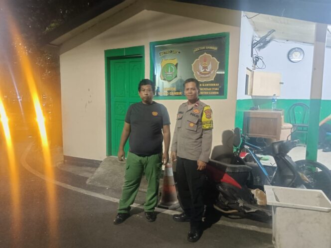 
					Bhabinkamtibmas Petojo Utara Sambangi Satkamling RW 02, Ajak Warga Tingkatkan Kewaspadaan Lingkungan