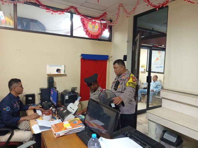 
					Bhabinkamtibmas Petamburan Bersama Siswa Latja Sambangi Kantor Kelurahan, Kenalkan Fungsi Teknis Binmas