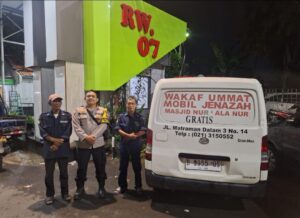 Sinergi Polisi dan Warga, Bhabinkamtibmas Pegangsaan Aktif Patroli Dinihari Jaga Kamtibmas RW 07