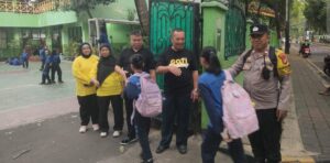 Aksi Humanis Bhabinkamtibmas Gondangdia, Aiptu Kamidi Dampingi Siswa dan Jaga Ketertiban di Sekolah