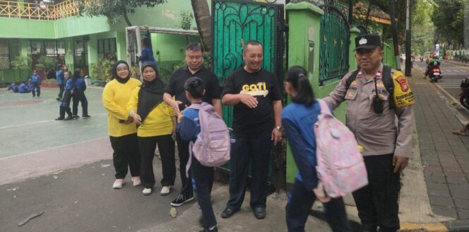 
					Aksi Humanis Bhabinkamtibmas Gondangdia, Aiptu Kamidi Dampingi Siswa dan Jaga Ketertiban di Sekolah