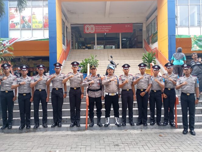 
					Siswa Latja Diktukba Polri Angkatan 51 Ikuti Pembelajaran Fungsi Teknis Kepolisian Unit Samapta di Pasar Johar Baru