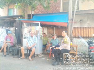 Patroli Dialogis dan Sambang Warga, Bhabinkamtibmas Johar Baru Ajak Warga Aktif Jaga Keamanan Lingkungan