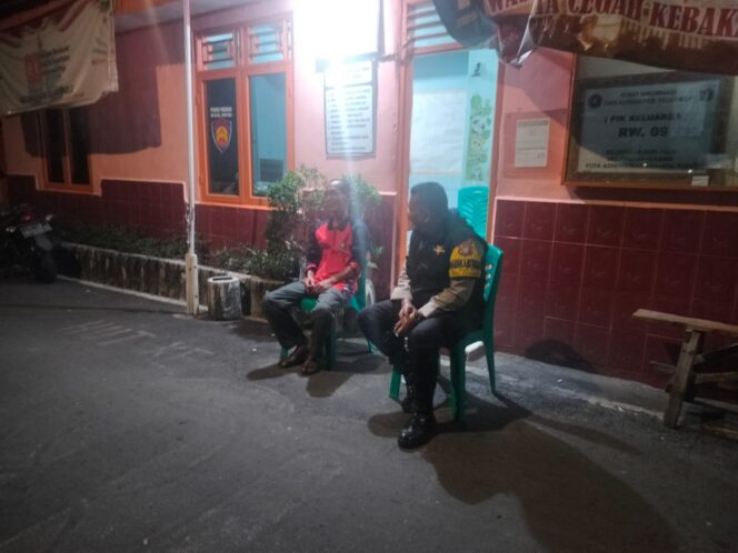 
					Bhabinkamtibmas Duri Pulo Sambangi Pos Kamling RW 09, Ajak Warga Waspada dan Peduli Lingkungan