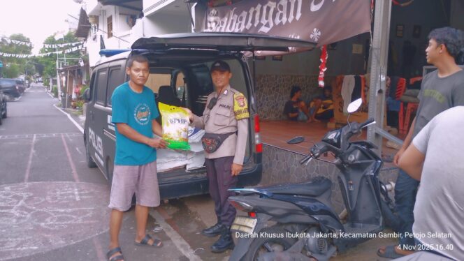 
					Bhabinkamtibmas Petojo Selatan Gelar Gerakan Pangan Murah, Warga Sambut Antusias