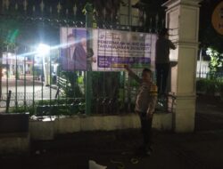 Bhabinkamtibmas Duri Pulo Pasang Spanduk Penerimaan Siswa Baru SMA Kemala Taruna Bhayangkara, Ajak Generasi Muda Siapkan Masa Depan Gemilang
