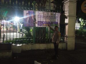 Bhabinkamtibmas Duri Pulo Pasang Spanduk Penerimaan Siswa Baru SMA Kemala Taruna Bhayangkara, Ajak Generasi Muda Siapkan Masa Depan Gemilang
