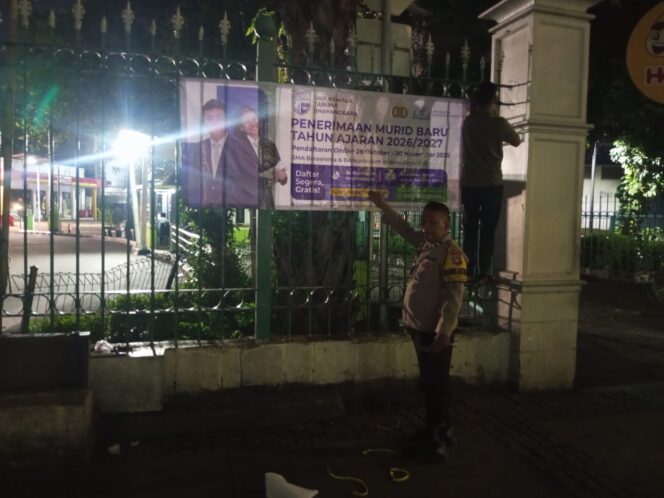 
					Bhabinkamtibmas Duri Pulo Pasang Spanduk Penerimaan Siswa Baru SMA Kemala Taruna Bhayangkara, Ajak Generasi Muda Siapkan Masa Depan Gemilang