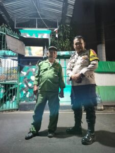Bhabinkamtibmas Duri Pulo Sambangi Pos Kamling RW 01, Ajak Warga Kompak Jaga Kampung dan Cegah Gangguan Kamtibmas