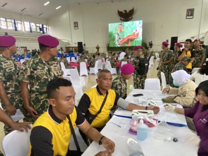 
					Brimob Metro Jaya mengikuti Donor Darah dalam rangka HUT Ke-80 Korps Marinir, Wujud Sinergitas TNI–Polri