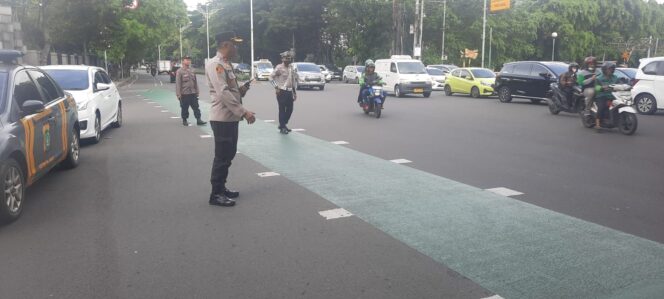 
					Waka Polsek Metro Tanah Abang Bersama Unit Samapta dan Lalu Lintas Atur Lalu Lintas Pagi Hari di TL Karet Bivak, Antisipasi Kemacetan