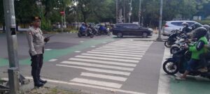 Personel Patmor Menteng Atur Lalin Sore, Antisipasi Padatnya Arus Pulang Kantor
