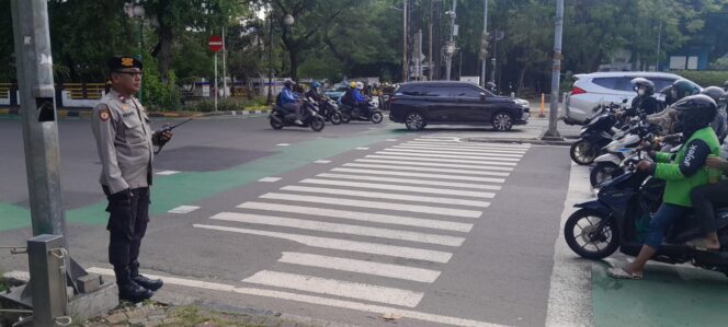 
					Personel Patmor Menteng Atur Lalin Sore, Antisipasi Padatnya Arus Pulang Kantor