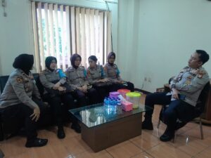 Polwan Jaga Jakarta Dibekali Kapolsek Kemayoran Tingkatkan Kepercayaan Masyarakat