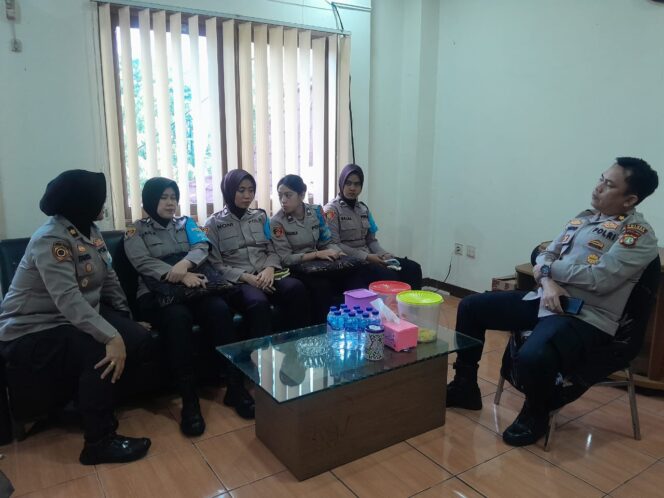 
					Polwan Jaga Jakarta Dibekali Kapolsek Kemayoran Tingkatkan Kepercayaan Masyarakat