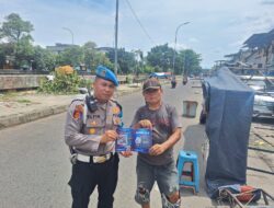 Provos Polsek Kemayoran Sebar Stiker Pengaduan Cepat, Warga Bisa Laporkan Pelanggaran Polri