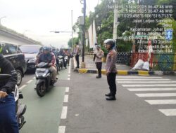 Panit III Patroli dan Anggota Patroli Polsek Johar Baru Atur Lalin dan Antisipasi 3C di Jalan Letjen Suprapto