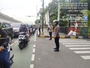 Panit III Patroli dan Anggota Patroli Polsek Johar Baru Atur Lalin dan Antisipasi 3C di Jalan Letjen Suprapto