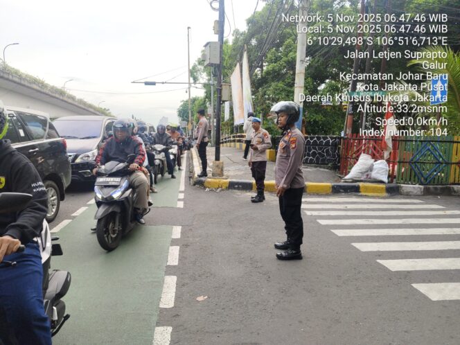 
					Panit III Patroli dan Anggota Patroli Polsek Johar Baru Atur Lalin dan Antisipasi 3C di Jalan Letjen Suprapto