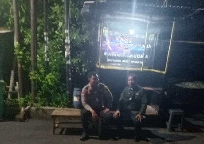 
					Bhabinkamtibmas Tanah Tinggi Sambang Pos Kamling RW 05, Deteksi Dini Gangguan Kamtibmas