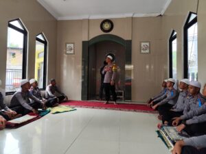 Siswa Latja Polri Perkuat Disiplin dan Religiusitas Lewat Sholat Berjamaah di Polsek Johar Baru