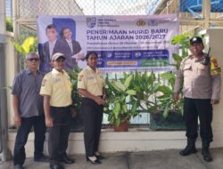 Bhabinkamtibmas Gondangdia Ajak Masyarakat Dukung Pendidikan Lewat Spanduk SMA Bhayangkara