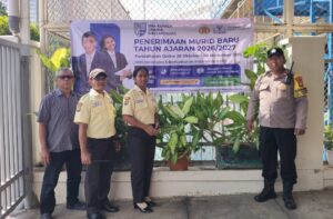 Bhabinkamtibmas Gondangdia Ajak Masyarakat Dukung Pendidikan Lewat Spanduk SMA Bhayangkara