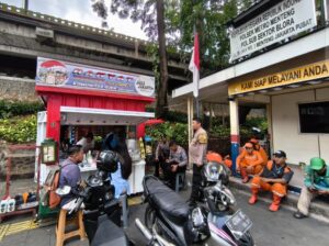 Sinergi Polri dan Ojol, Bhabinkamtibmas Kebon Sirih Bersama Siswa Latja Angkatan 51 Bangun Keamanan Lewat Gerai Rakyat Mart Menteng