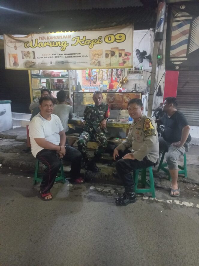 
					Bhabinkamtibmas dan Babinsa Kebon Kacang Sambangi Satkamling RW 08 Antisipasi Kejahatan Malam Hari