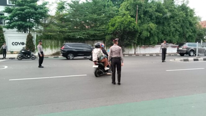 
					Gatur Lalin Pagi di Jalan Penjernihan Raya, Polsek Metro Tanah Abang dan Siswa Latja Antisipasi Kemacetan di Pagi Hari
