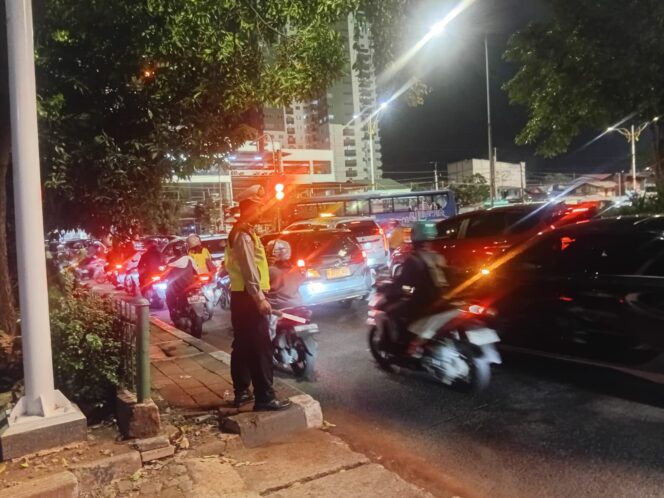 
					Kanit Lantas dan Patko 1053 Gatur Lalin Sore Hari di TL. Pejompongan