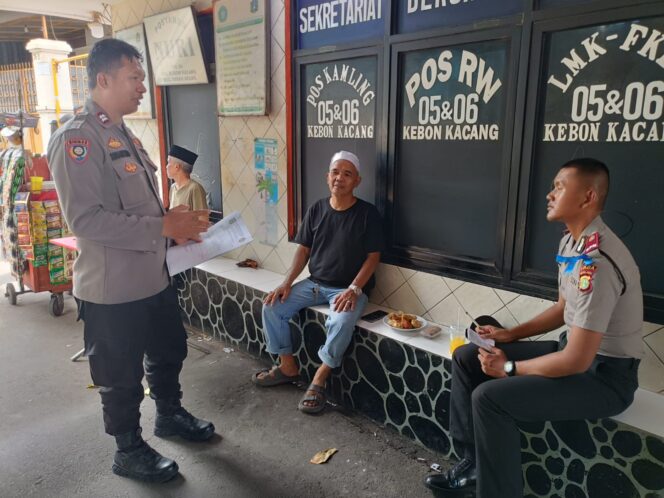 
					Bhabinkamtibmas Kebon Kacang Bersama Siswa Latja Saling Koordinasi Dengan Ketua RT 05/06 Memastikan Wilayah Kondusif