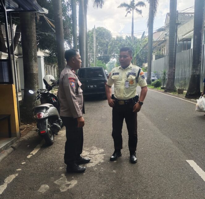 
					Ciptakan Rasa Aman, Polisi Intensifkan Sambang Petugas Keamanan di Rt 09/05 Benhil