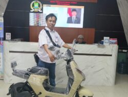 Anggota smsi ferdiyanto raih dorprize sepeda listrik dalam acara media gathring DPRD kota Tangerang di bandung