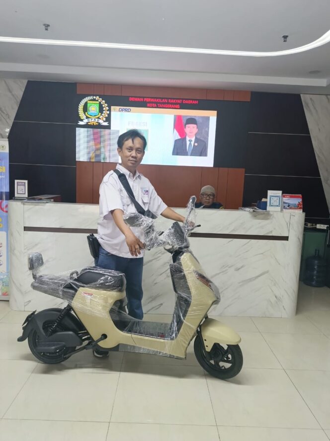 
					Anggota smsi ferdiyanto raih dorprize sepeda listrik dalam acara media gathring DPRD kota Tangerang di bandung