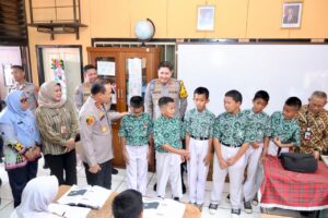 Kapolda Metro Jaya Apresiasi Kejujuran Siswa SD di Cipayung