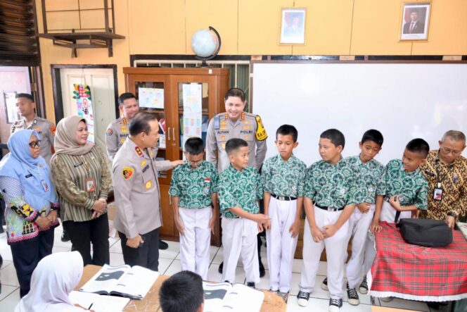 
					Kapolda Metro Jaya Apresiasi Kejujuran Siswa SD di Cipayung
