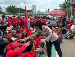 Gelar Aksi Simpatik, Polisi Bagikan Roti dan Air Mineral ke Massa Aksi di DPR