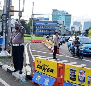Kapolsubsektor Pegangsaan Pimpin Pengaturan Lalin Sore di Tugu Tani, Pastikan Arus Pulang Kantor Aman dan Lancar