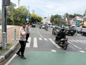Wakapolsek Metro Menteng Kompol Bambang Santoso Pimpin Pengaturan Lalin Pagi, Wujud Pelayanan Prima Polri
