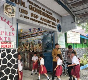 Bhabinkamtibmas Gondangdia Aiptu Kamidi Hadir di Tengah Siswa, Wujud Pelayanan Prima Polri di SDN Gondangdia 01