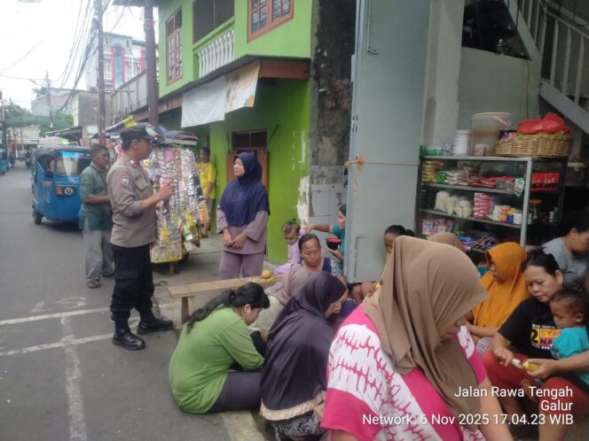 
					Bhabinkamtibmas Kelurahan Galur Aiptu Baktiar Sambangi Warga RW 07: Perkuat Komunikasi dan Deteksi Dini Kamtibmas