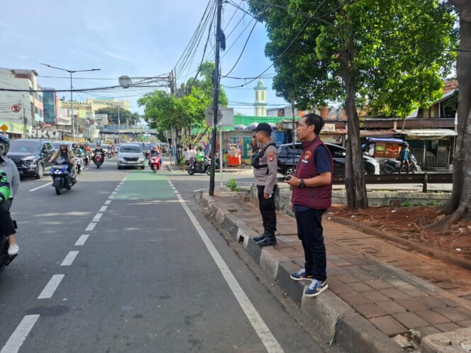 
					Unit Samapta 1051 Rutin Atur Lalu Lintas dan Strong Point Pagi Hari di Pertigaan Kebon Kacang Raya