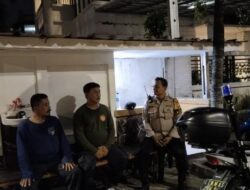 Bhabinlamtibmas Cempaka Putih Timur Rutin Lakukan Sambang Pos Kamling, Wujudkan Keamanan Lingkungan yang Kondusif