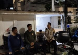 Bhabinlamtibmas Cempaka Putih Timur Rutin Lakukan Sambang Pos Kamling, Wujudkan Keamanan Lingkungan yang Kondusif