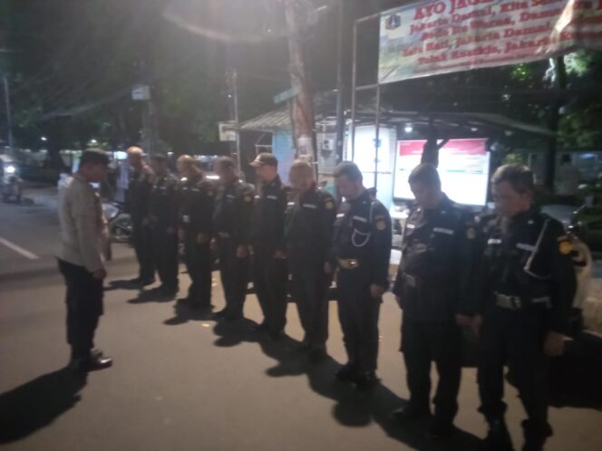 
					Bhabinkamtibmas Kelurahan Cideng Gelar Apel Malam Bersama Satkamling RW 06, Perkuat Kesiapsiagaan dan Kepedulian Lingkungan