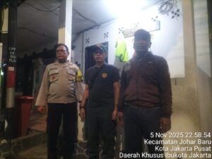 Patroli Dialogis dan Sambang Poskamling, Bhabinkamtibmas Ajak Warga RW 07 Perkuat Cooling System di Johar Baru