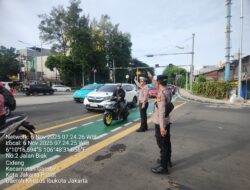 Polsek Metro Gambir Siaga di TL Biak, Pastikan Kelancaran Arus Lalu Lintas Pagi Hari