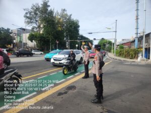 Polsek Metro Gambir Siaga di TL Biak, Pastikan Kelancaran Arus Lalu Lintas Pagi Hari