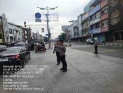 Polsek Metro Gambir Laksanakan Pengaturan Lalu Lintas Pagi di TL Biak untuk Jaga Kelancaran Aktivitas Warga